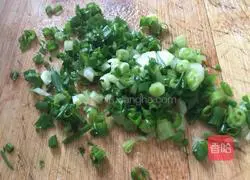 Illustration of how to make lean meat wontons with chives 2