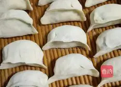 Illustration of how to make leek meat dumplings 4