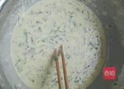 Illustration of how to make egg pancakes with chives and sweet potato leaves 3