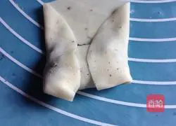 Illustration of how to make sesame rolls with dumpling skin 5
