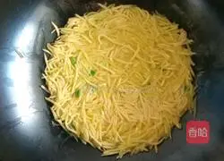 Illustration of how to make golden potato shredded pancake 4