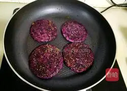 Illustration of making purple sweet potato glutinous rice cakes with bean paste 15