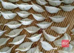 Illustration of how to make celery meat dumplings 5