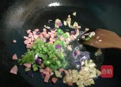 Illustration of how to make snow peas, ham and egg fried rice 6