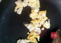 Illustration of how to make curry fresh squid and egg fried rice 2