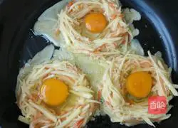 Illustration of how to make potato shredded egg pancake 7