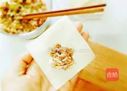 Illustration of how to make fresh meat wontons 3