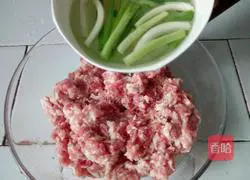 Illustration of how to make dumpling stuffing with chives and meat stuffing 6