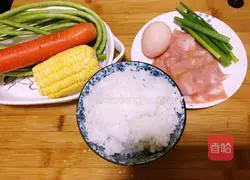 Illustration of how to make colorful golden fried rice 1