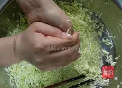 Illustration of how to make zucchini and egg dumplings 8