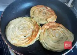 Illustration of how to make green onion layer cake 13