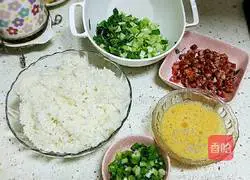Illustration of how to make sausage and egg fried rice 2