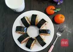 Illustration of how to make seaweed wrapped fried rice 13