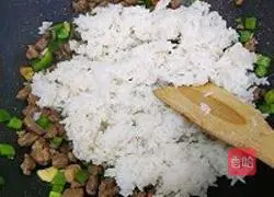 Illustration of how to make black pepper steak and egg fried rice 4