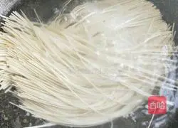 Illustration of how to make fried egg noodle cake 1