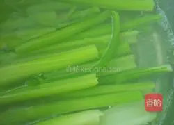 Illustration of how to make celery and pork dumpling stuffing 3