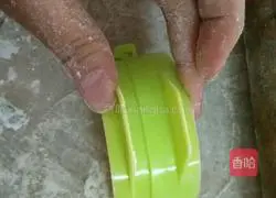 Illustration of how to make radish and pork dumplings 12 