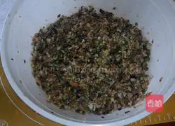 Illustration of how to make cabbage, shrimp, mushroom wontons 4