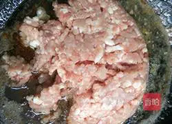 Illustration of how to make beans and pork dumpling fillings 7