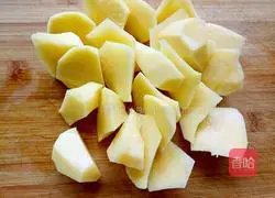 Illustration of how to make pan-fried potato and shrimp cakes 1