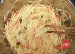 Illustration of how to make potato shredded cake 3