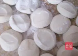 Illustration of how to make leek and egg dumplings 2