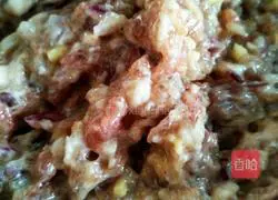 Illustration of how to make pork and cabbage dumpling stuffing 13