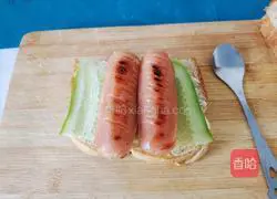 Illustration of how to make egg and ham sausage sandwich 4