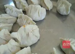 Illustration of how to make pork, carrot and mushroom dumplings 6