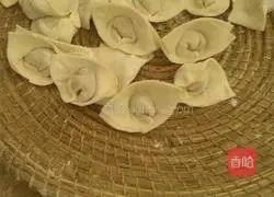 Illustration of how to make shrimp wontons (shrimp, pork, corn kernels, carrots) 8