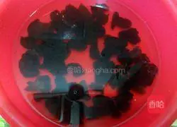 Illustration of how to make barbecued pork and fungus fried rice 1