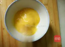 Illustration of how to make green onion and egg pancakes 1