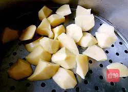 Illustration of how to make pan-fried potato and shrimp cakes 2