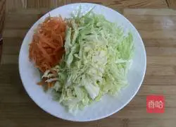 Illustration of how to make fried shredded cabbage pancakes 3