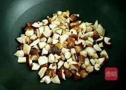 Illustration of how to make braised rice with mushrooms, sausages and potatoes 3