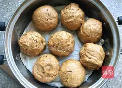 Illustration of making big brown sugar steamed buns 15