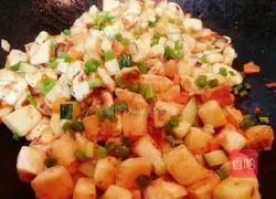 Illustration of how to stir-fry steamed buns with cumin and vegetables 10