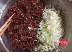 Illustration of how to make beef and green onion buns 6