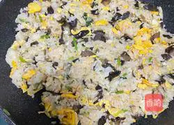 Illustration of how to make egg and fungus fried rice 12