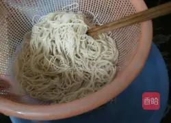 Illustration of how to make noodles 3
