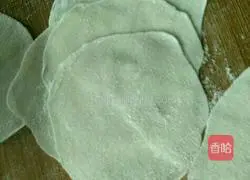 Illustration of how to make dumplings stuffed with mutton and carrot 4