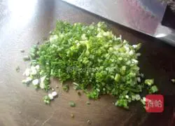 Illustration of how to make pan-fried scallion pancakes 2