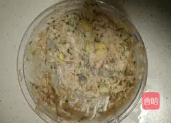 Illustration of how to make fresh meat and shrimp wontons 4