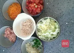 Illustration of how to make lean meat, shrimp, tomato and noodle sauce 4