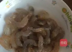 Illustration of how to make three fresh stuffed dumplings 3