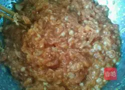 Illustration of how to make pork and leek dumplings 4