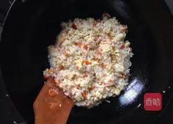 Illustration of how to make carrot and egg fried rice 9