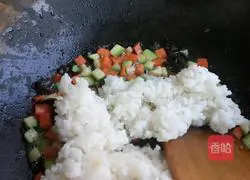Illustration of how to make shrimp and egg fried rice 6
