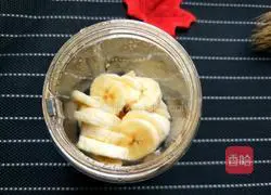 Illustration of how to make banana milk waffles 4