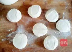 Illustration of how to make three fresh stuffed buns 9